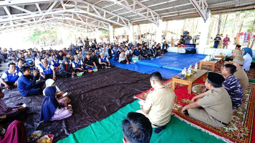 Bupati Banyuwangi bertemu dengan nelayan dan masyarakat pesisir di wilayah Muncar. (Foto: Humas Pemkab Banyuwangi)