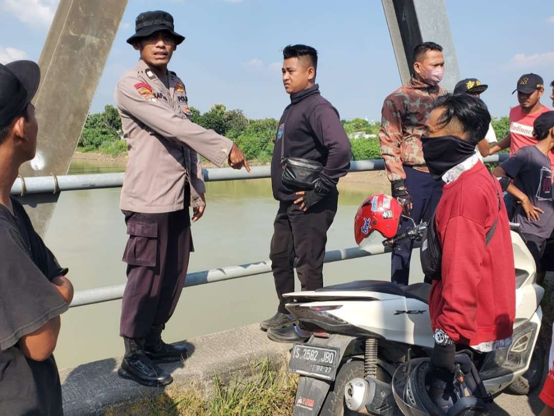 Polisi dan Masyarakat berada di lokasi kejadian dan motor korban juga masih berada di tempatnya. (Foto : Istimewa)