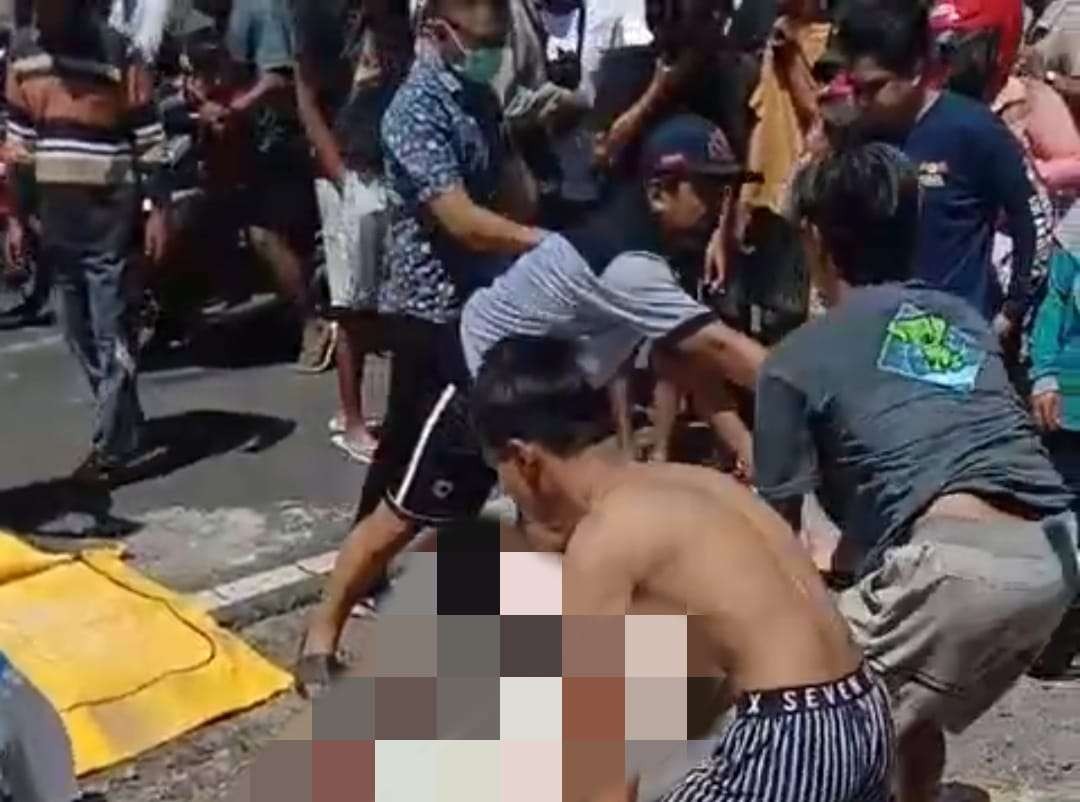 Warga saat mengerumuni mayat korban kecelakaan beruntun di Desa Garahan, Kecamatan Silo, Jember. (Foto: Tangkapan layar)