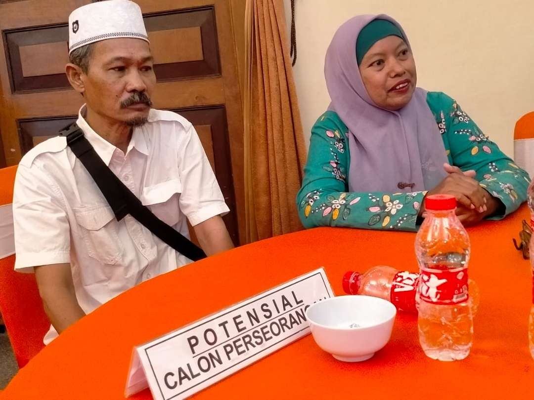 Potensial Bakal Calon Walikota-Wakil Walikota Probolinggo, Nur Eva Arimami dan Syaiful Nurwahid saat mengikuti sosialisasi yang digelar KPU. (Foto: Ikhsan Mahmudi/Ngopibareng.id)