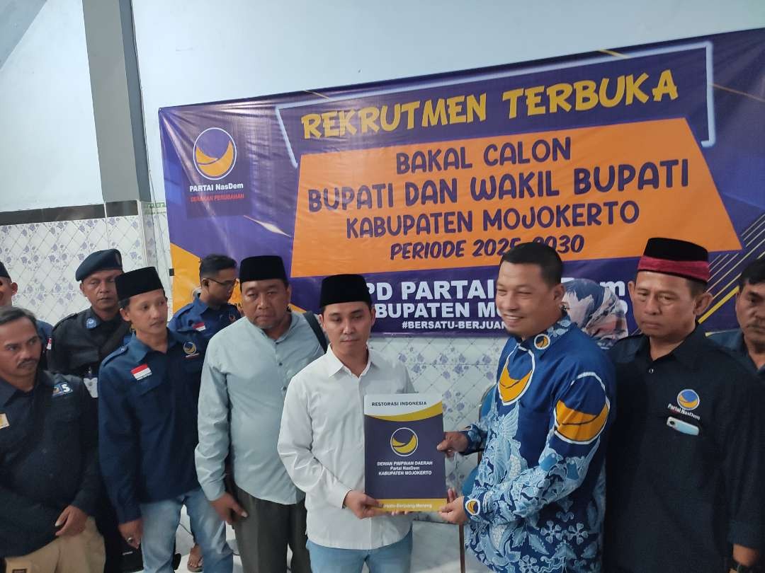 Gus Barra menyerahkan berkas pendaftaran di kantor DPC Partai NasDem Mojokerto kemarin.(Foto: Deni Lukmantara/Ngopibareng.id)