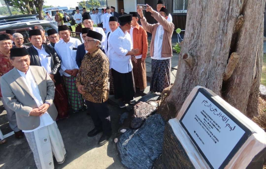 KH Mashuri Malik dari PBNU, mendampingi Dubes RI untuk Jepang, Heri Akhmadi, yang meresmikan Pesantren Attaqwa di Koga, Ibaraki, Jepang. (Foto:kbri-Jepang/ngopibareng.id)