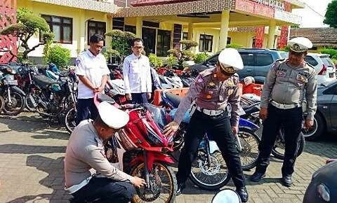 Anggota Satlantas Polres Situbondo memeriksa puluhan motor protolan hasil razia dua malam dalam mencegah aksi balapan liar. (Foto: Guido/Ngopibareng.id)