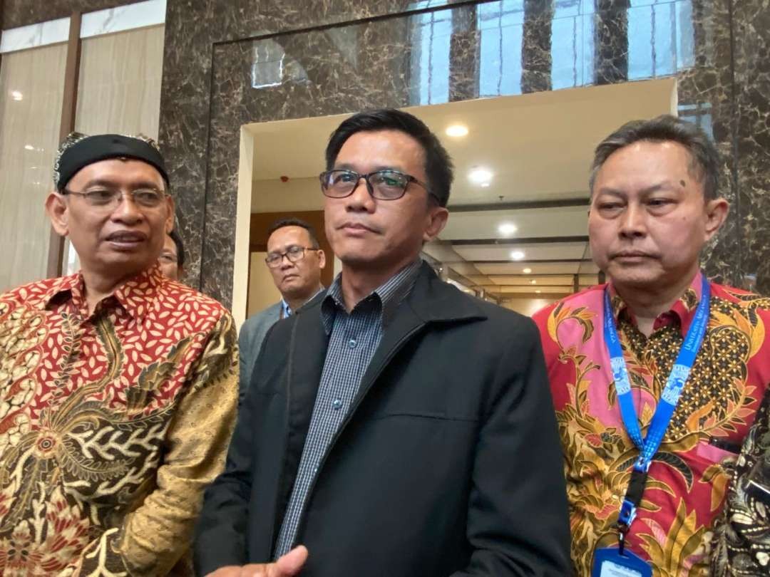 Direktur Jenderal Pendidikan Tinggi, Riset, dan Teknologi Kementerian Pendidikan, Kebudayaan, Riset, dan Teknologi (Kemendikbudristek) Prof. Abdul Haris (tengah) dan Rektor Universitas Airlangga Prof. Moh. Nasih (kiri), saat sedang meninjau pelaksanaan UTBK-SNBT 2024 di Gedung Nanizar Jaman Joenes, Kampus C Unair, Sabtu 4 Mei 2024. (Foto: Julianus Palermo/Ngopibareng.id)