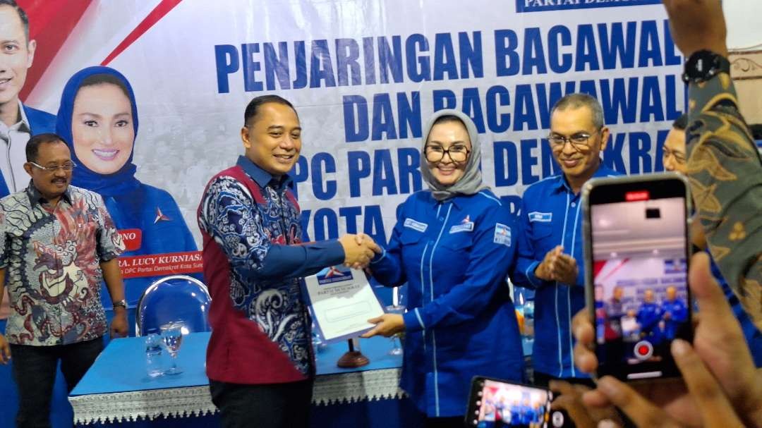 Walikota Surabaya Eri Cahyadi saat menerima formulir pendaftaran bakal Calon Walikota Surabaya dalam Pilkada 2024 mendatang. (Foto: Julianus Palermo/Ngopibareng.id)