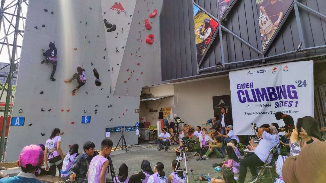 Peserta mengikuti Eiger Climbing Series I di Surabaya. (Foto: Istimewa)