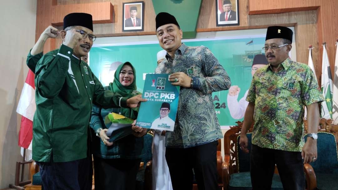 Walikota dan Wakil Walikota Surabaya, Eri Cahyadi - Armuji saat mendaftar sebagai Bacawali dan Bacawawali di Kantor DPC PKB Surabaya, Minggu 5 Mei 2024. (Foto: Fariz Yarbo/Ngopibareng.id)