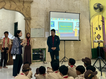 Pemateri dan MC acara memfasilitasi perwakilan peserta untuk sharing pengalaman pribadi saat menunda tugas sekolah. (Foto: Istimewa)