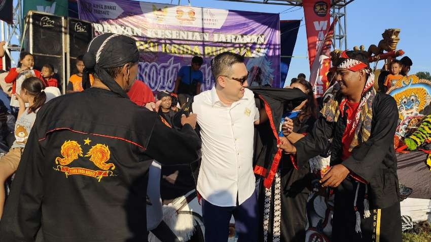 Bakal Calon Walikota Kediri Ronny Siswanto menghadiri pertunjukan pentas kesenian jaranan Wahyu Krida Budaya yang digelar di area GOR Jayabaya. (Foto: Fendhy Lesmana/Ngopibareng.id)