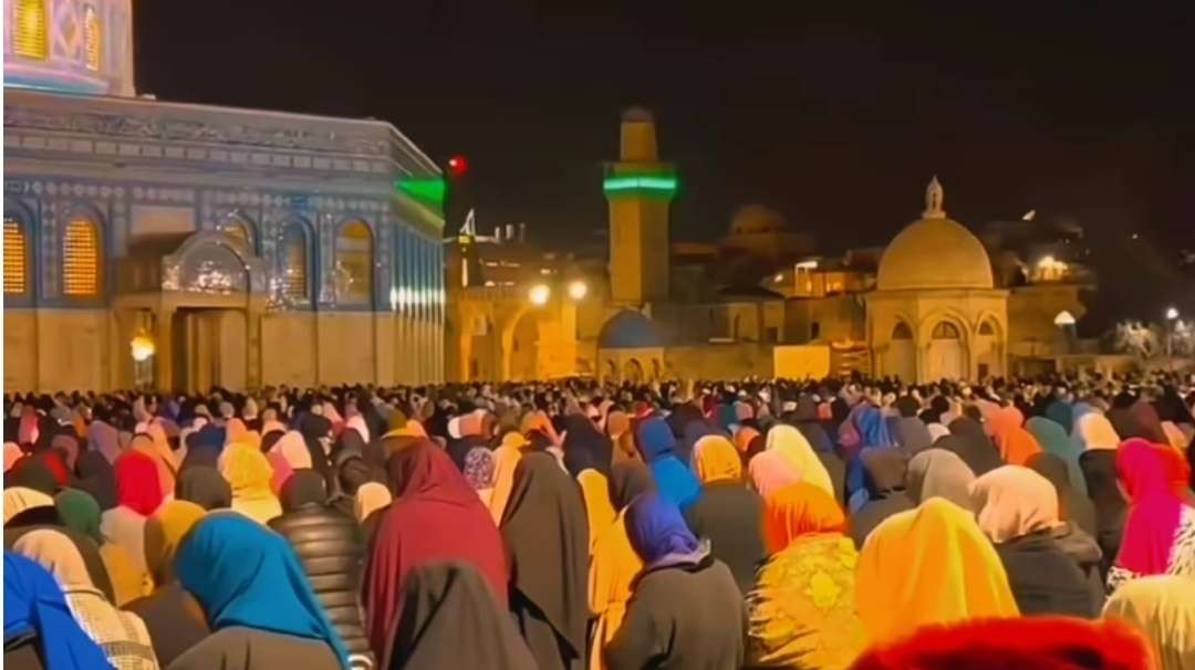 Kaum Muslimah sedang shalat di Masjid Al-Aqsha, Yerusalem. (Foto:dok/ngopibareng.id)