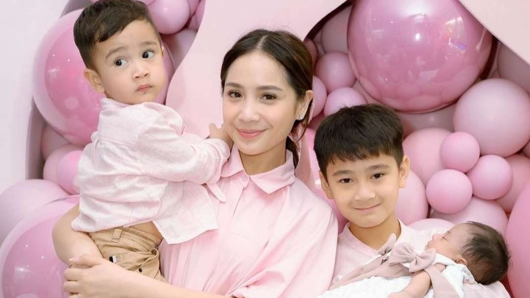 Raffi Ahmad dan Nagita Slavina akhirnya memperlihatkan wajah bayi Lily, yang sejak Lebaran lalu dirawat oleh orang tua Rafathar dan Rayyanza Malik Ahmad ini. (Foto: Instagram @raffinagita1717)