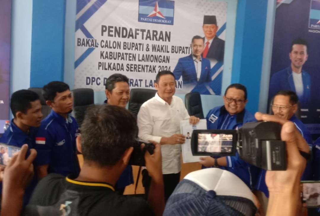 Yuhronur Efendi saat menunjukkan formulir pendaftaran bacabup dari partai Demokray kepada sejumlah wartawan (Foto: Imron Rosidi/ngopibaremg.id)