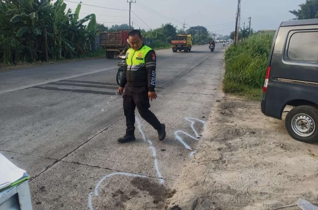 Polisi olah TKP kecelakaan dua motor adu moncong. (Foto: Dokumentasi Satlantas)