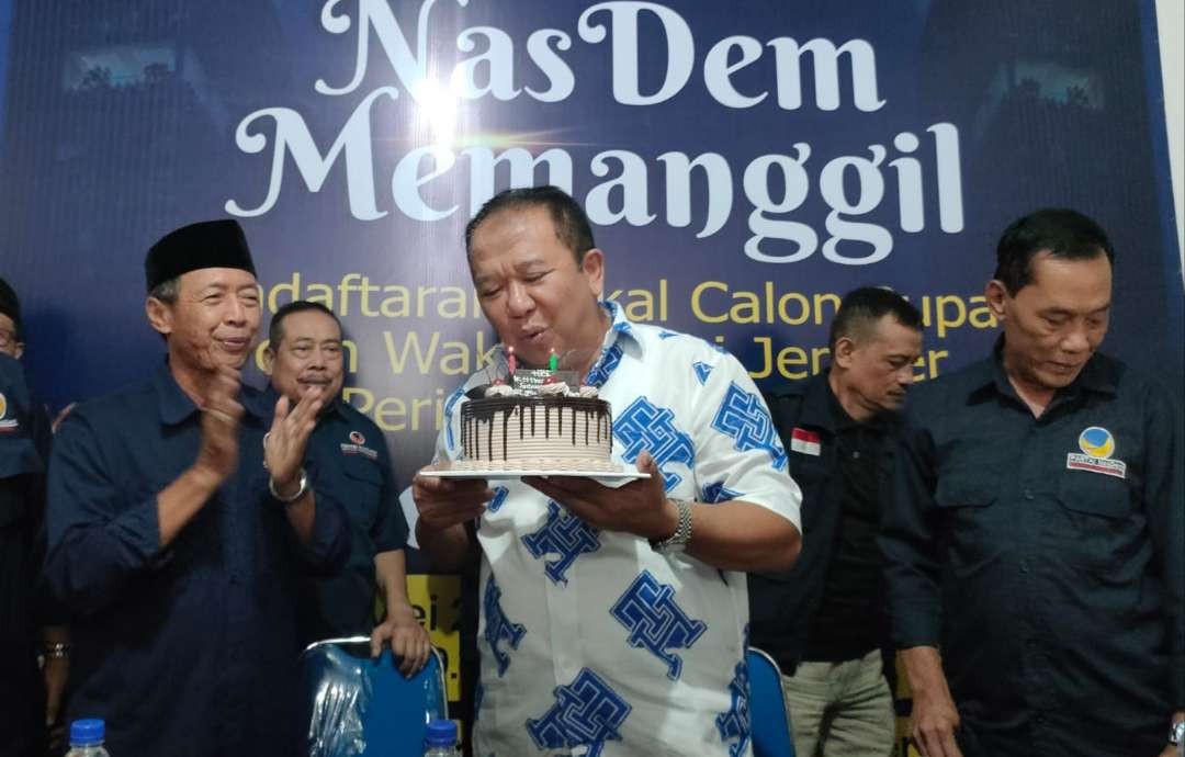 Bupati Jember Hendy Siswanto mendapatkan kado kue ulang tahun saat melengkapi berkas pendaftaran di Kantor DPD NasDem Jember (Foto: Rusdi/Ngopibareng.id)