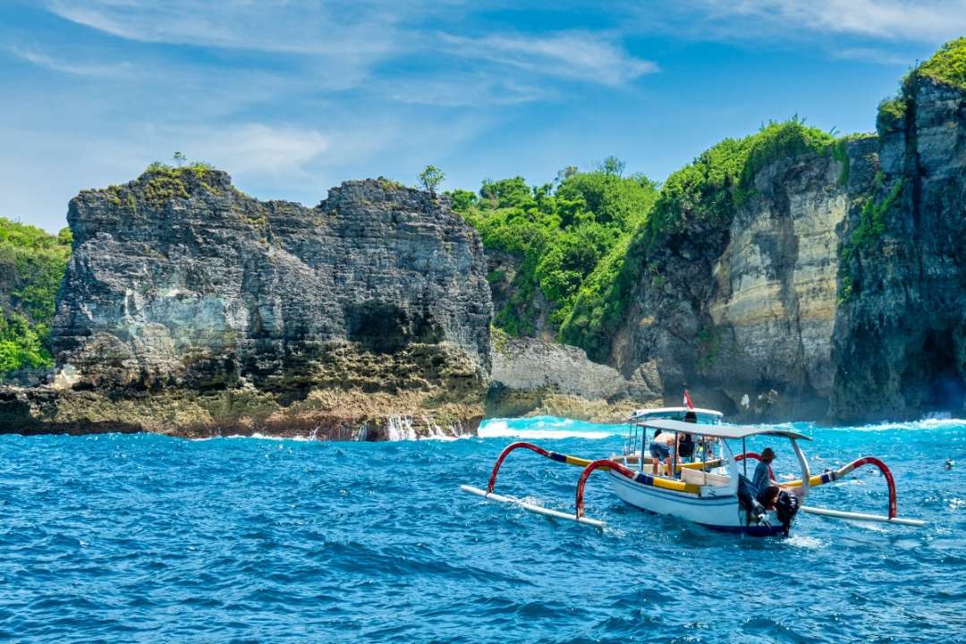 Salah satu keindahan alam di Nusa Penida Bali (Foto: Shutterstock/Ric Jacyno/dok. kemenparekraf)