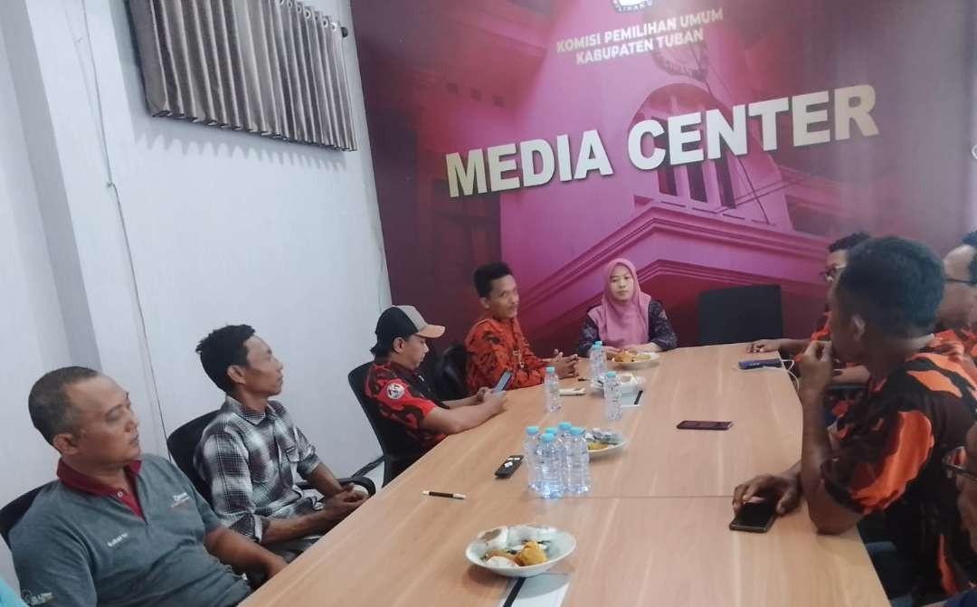 Pengurus Sekretariat Daerah JPPR bersama MPC PP Tuban audiensi dengan KPU setempat. (Foto: Istimewa)