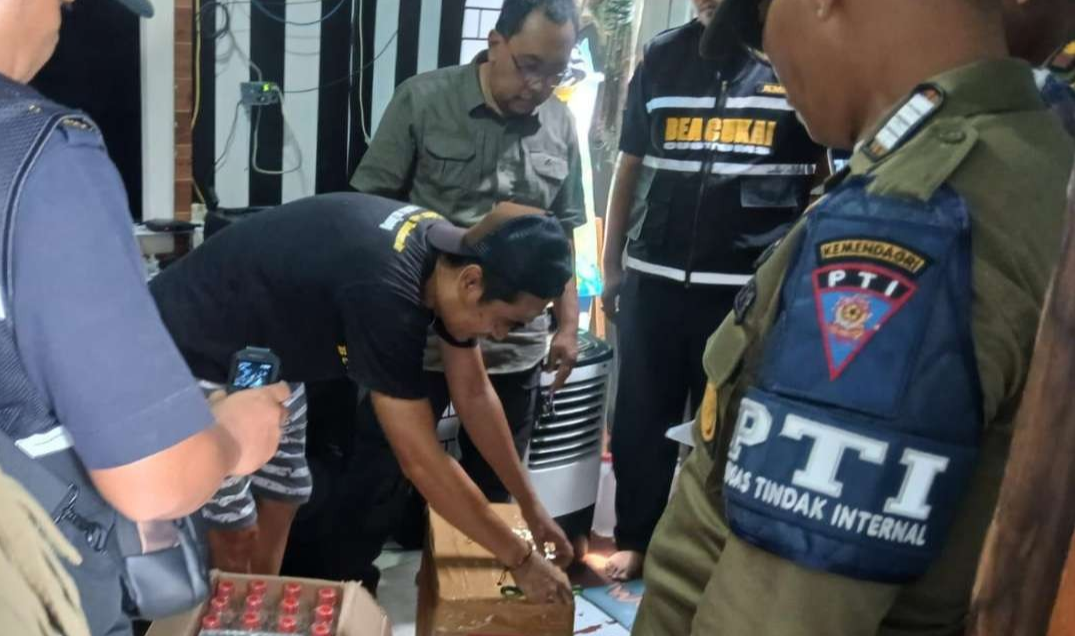 Petugas Satpol PP dan Kantor Bea Cukai Jember menyita 110 miras jenis arak dari salah satu toko (Foto: Dok Satpol PP Jember)