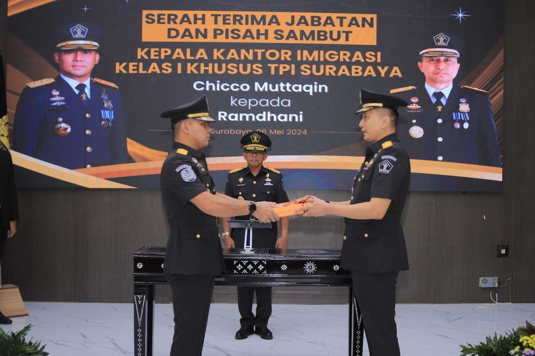 Suasana sertijab Kantor Kelas I TPI Khusus Surabaya dari Chicco A Muttaqin kepada Ramdhani. (Foto: Humas Kemenkumham Jatim)