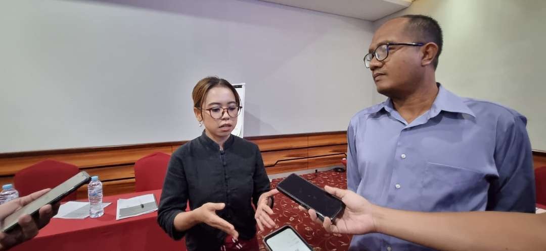 Manajer Riset WE Institut Aprilia Susanti dan Direktur WE Institut Sugeng Siswanto, saat menjelaskan hasil survei jelang Pilwali Kota Surabaya 2024. (Foto: Julianus Palermo/Ngopibareng.id)