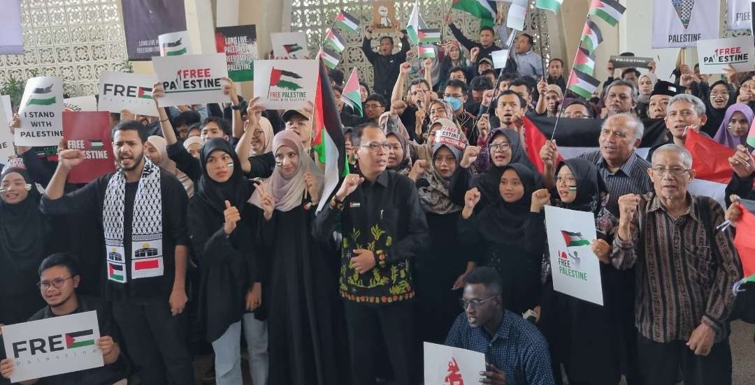 Mahasiswa dan Civitas Akademika Universitas Muhammadiyah Surabaya melakukan Aksi Bela Palestina, Selasa 7 Mei 2024. (Foto: Fariz Yarbo/Ngopibareng.id)