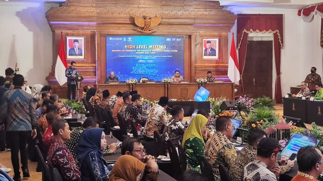 Pj Gubernur Jatim, Adhy Karyono (kiri) dalam High Level Meeting (HLM) Rakorwil Tim Percepatan dan Perluasan Digitalisasi Daerah (TP2DD) di Gedung Negara Grahadi, Selasa 7 Mei 2024. (Foto: Fariz Yarbo/Ngopibareng.id)