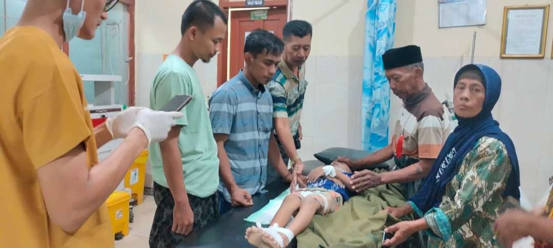 Korban tenggelam dibawa ke Puskesmas Soko untuk dilakukan pemeriksaan medis. (Foto: Dokumentasi Polsek Soko)