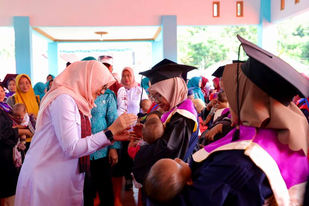 Bupati Banyuwangi, Ipuk Fiestiandani mewisuda ibu-ibu yang memberikan ASI eksklusif. (Foto: Humas Pemkab Banyuwangi)