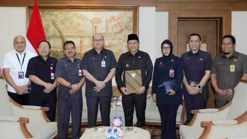 Pj Sekdaprov Jatim, Bobby Soemiarsono (empat dari kiri) usai memberikan SPT Plt Bupati Sidoarjo kepada Wabup Sidoarjo Subandi (empat dari kanan). (Foto: Istimewa)