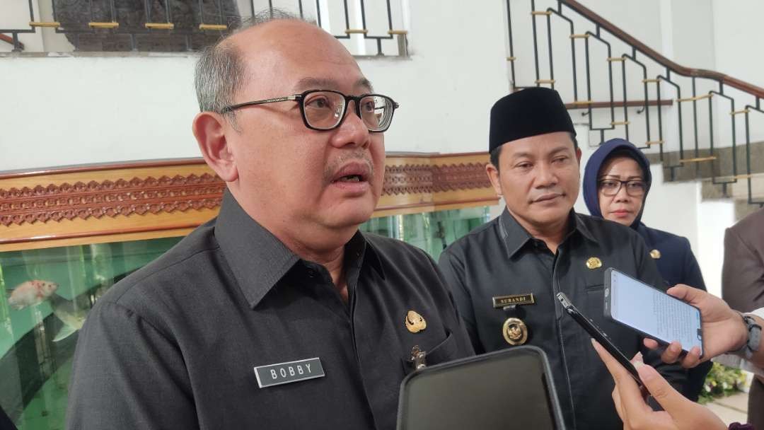 Pj Sekdaprov Jatim, Bobby Soemiarsono usai menyerahkan SPT Plt Bupati Sidoarjo kepada Subandi di Kantor Gubernur Jatim, Surabaya, Rabu 8 April 2024. (Foto: Fariz Yarbo/Ngopibareng.id)