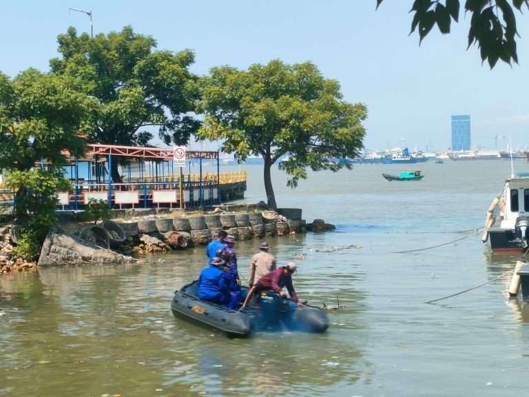 Tim SAR Gabungan,  Satpolairud Polres Bangkalan, dan Ditpolairud Polda Jatim serta Basarnas Surabaya), melakukan pencarian mulai Minggu 5 Mei hingga Selasa 7 Mei 2024 malam. (Foto: dok.polres bangkalan)