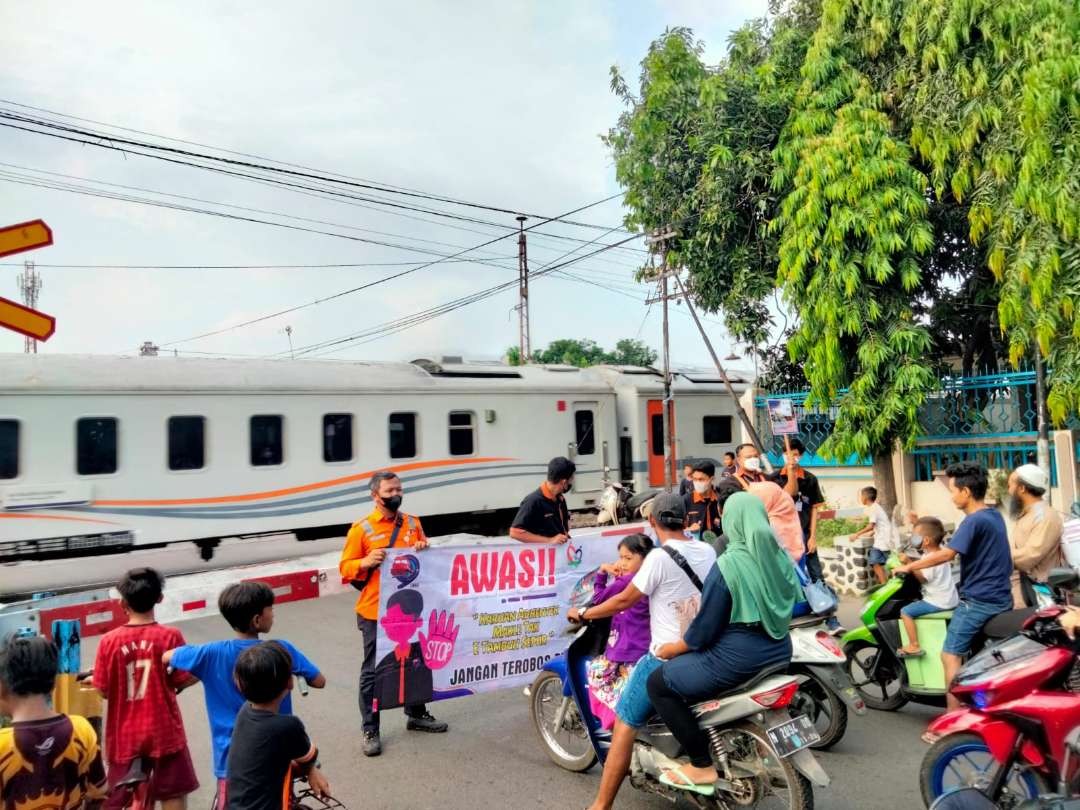 Petugas KAI Daop 9 Jember saat melakukan sosialisasi keselamatan di perlintasan sebidang (Foto: Dok KAI Daop 9 Jember)