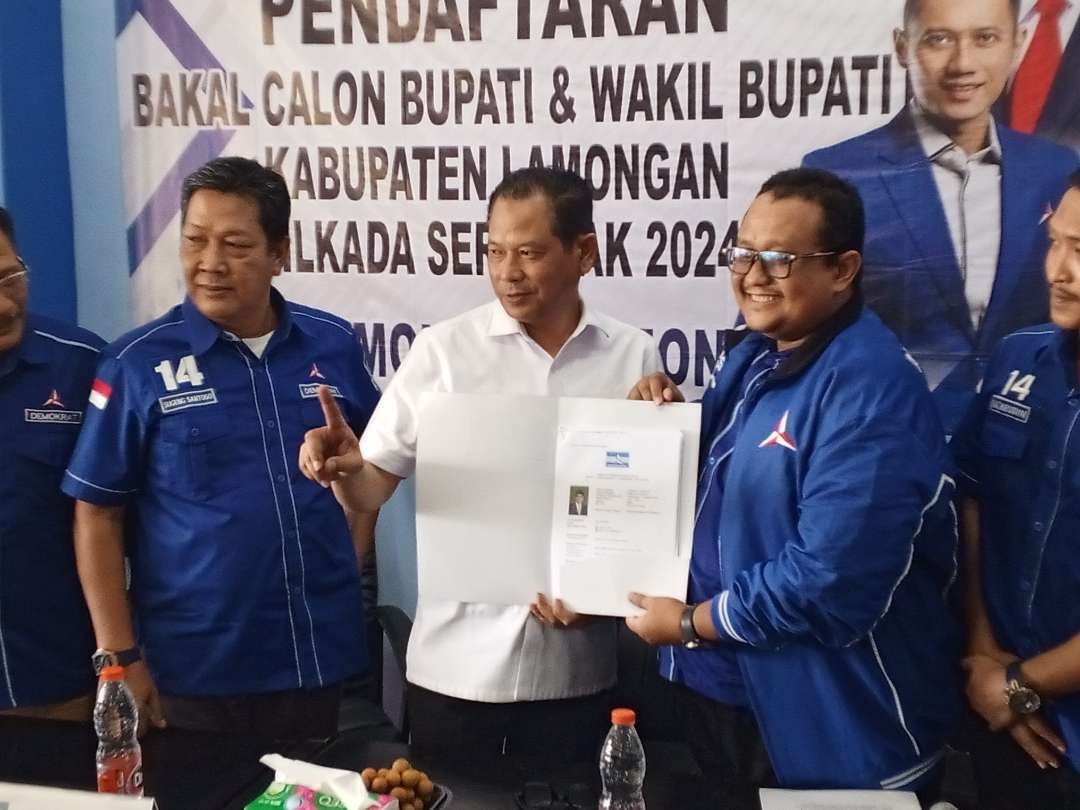 Ketua DPRD Lamongan, Abdul Ghofur mendaftar di Partai Demokrat. (Foto: Imron Rosidi/Ngopibareng.id)