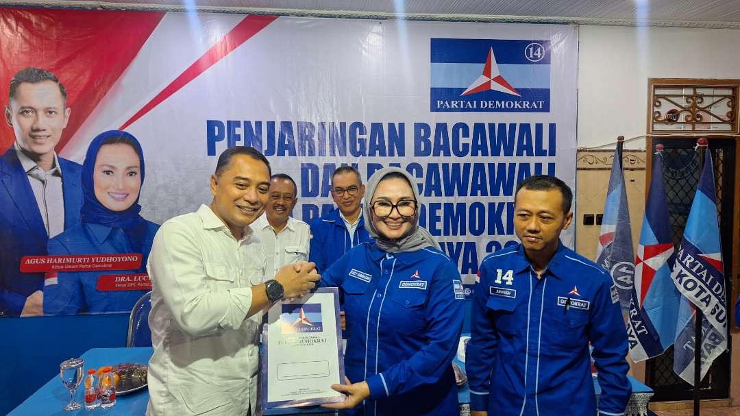 Walikota Surabaya Eri Cahyadi saat mengembalikan formulir pendaftaran walikota kepada Ketua DPC Partai Demokrat Surabaya, Lucy Kurniasari. (Foto: Julianus Palermo/Ngopibareng.id)