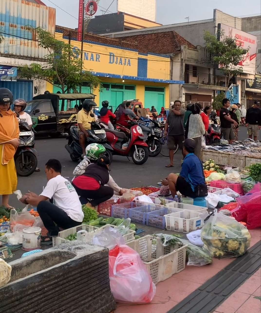 Para pedagang memenuhi Jalan Anggrek, sebelum penertiban dalam Pasar Templek Kota Blitar. (Foto: Istimewa)