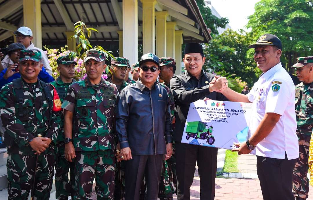 Plt Bupati Sidoarjo, Subandi menyerahkan bantuan kendaraan kepada Kades Penambangan. (Foto: Aini Arifin/Ngopibareng.id)