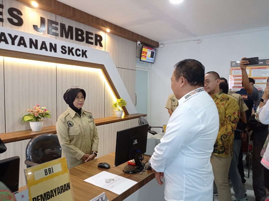 Bupati Jember Hendy Siswanto saat memantau ruang SKCK Polres Jember yang baru diresmikan. (Foto: Rusdi/Ngopibareng.id)