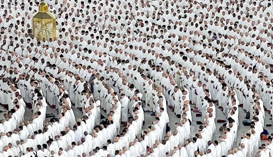 Umat Islam ketika mendirikan shalat di dekat Multazam, Masjidil Haram, Makkah. (Foto: dok/ngopibareng.id)