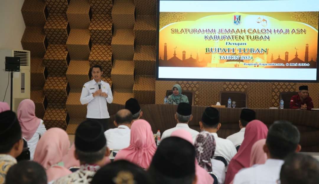 Bupati Tuban, Aditya Halindra Faridzky memberikan sambutan saat silaturrahmi dengan CJH dari unsur ASN (Foto: Dok Pemkab Tuban)