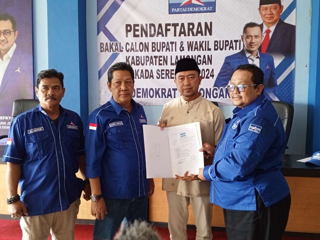 Robert. Paman Dirham Akbar Aksara menyerahkan formular pendaftaran di DPC Demokrat Lamongan (Foto :Imron Rosidi/ngooibareng.id)