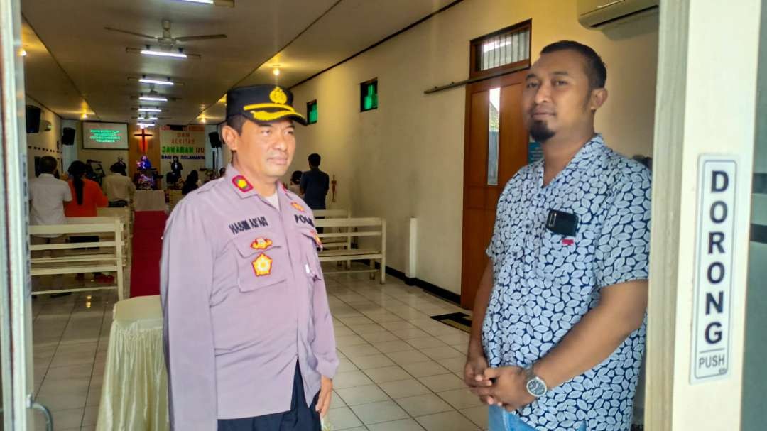 Polisi amankan gereja di Sidoarjo saat ibadah Kenaikan Yesus Kristus. (Foto: Aini Arifin/Ngopibareng.id)