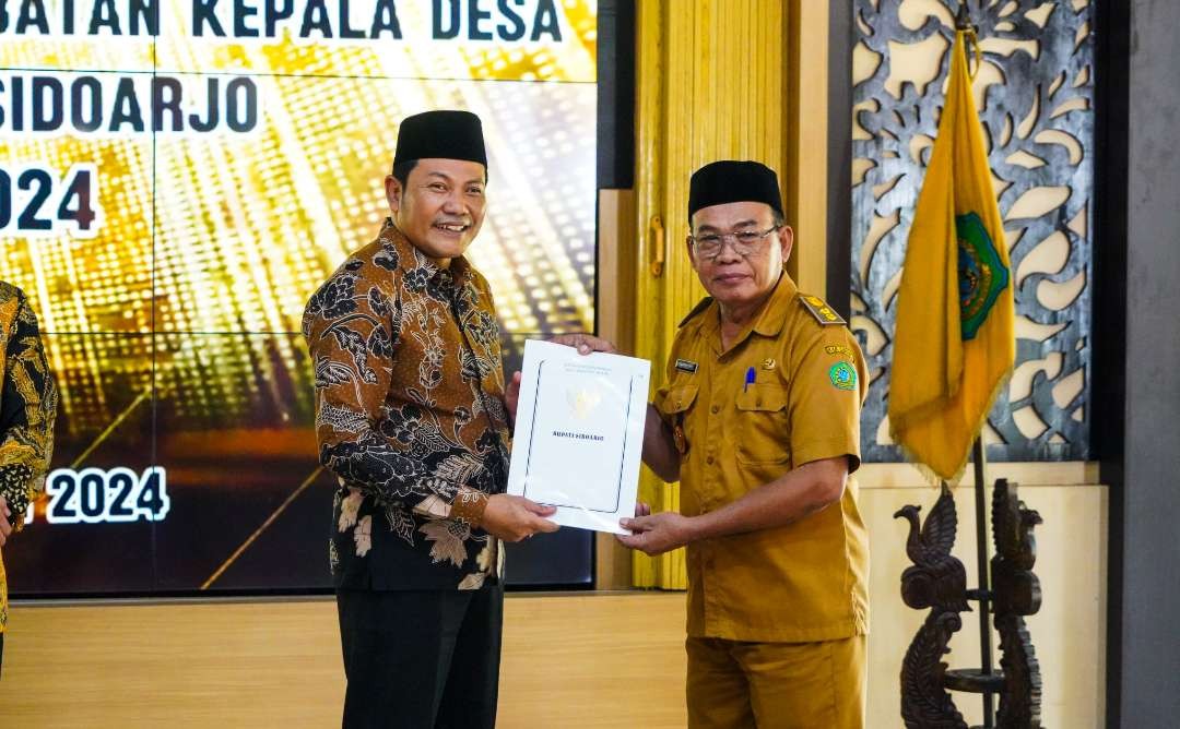 Plt Bupati Sidoarjo Subandi serahkan SK kepada salah satu Kades (Foto: Aini/Ngopibareng.id)