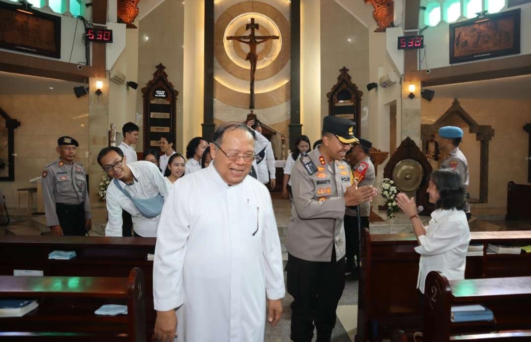 Kapolres Kediri Kota Kota AKBP Bramastyo Priaji, S.H  turun langsung meninjau pelaksanaan pengamanan Gereja (Foto: Istimewa)