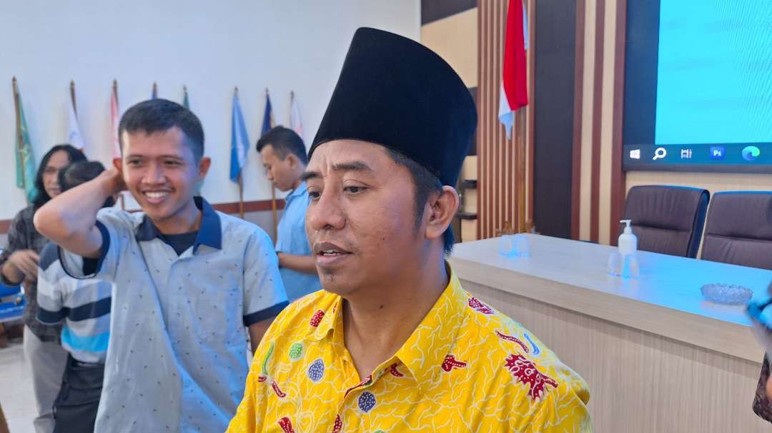 Komisioner KPU Kota Surabaya, Divisi Sosialisasi Pendidikan Pemilih, Partisipasi Masyarakat, dan SDM Subairi (baju kuning). (Foto: Julianus Palermo/Ngopibareng.id)