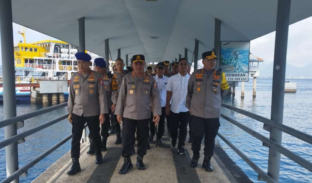 Kabaharkam Polri Komjenpol Mohammad Fadil Imran meninjau pengamanan WWF di pelabuhan Ketapang, Banyuwangi (foto: Muh Hujaini/Ngopibareng.id)