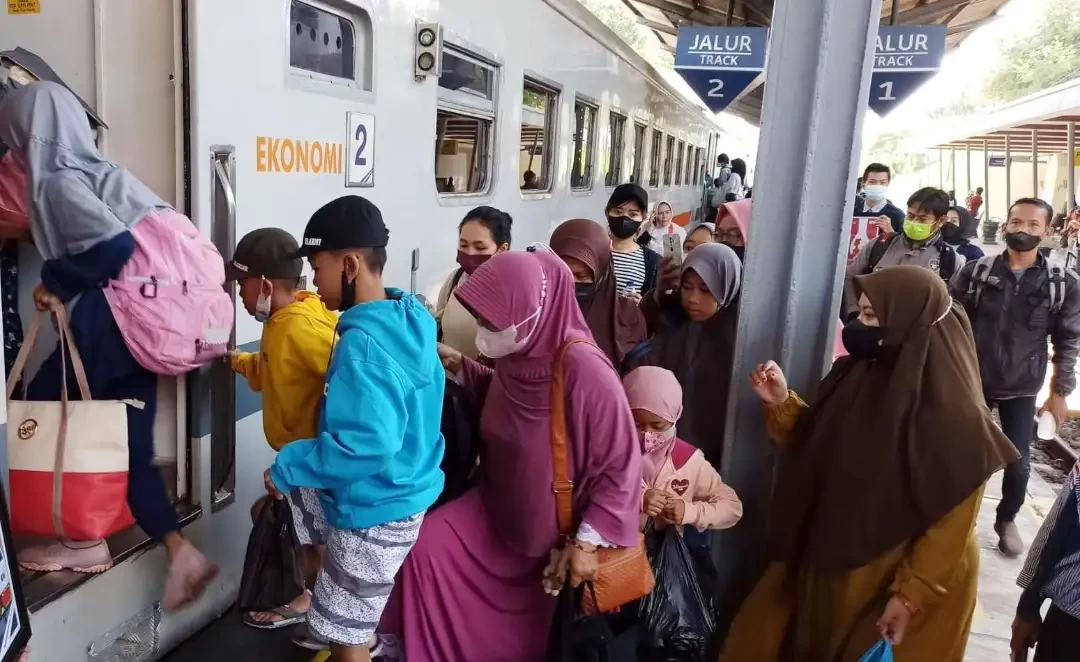 Penumpang antre naik ke dalam kereta api di Stasiun Banyuwangi (Foto: Muh Hujaini/Ngopibareng.id)