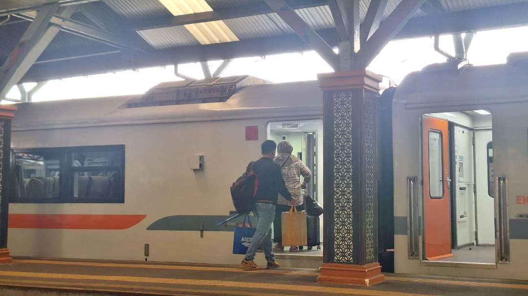 Suasana keberangkatan di Stasiun Surabaya Pasar Turi. (Foto: Julianus Palermo/Ngopibareng.id)