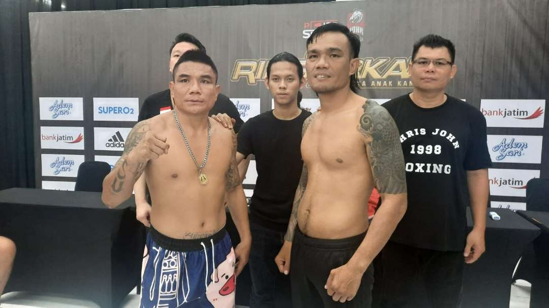 Petinju Thailand, Wanphichit, akan berhadapan dengan petinju Indonesia Roy Tua Manihuruk akan menjadi partai utama Ring Tarkam yang digelar di Maspion Square, Surabaya pada 11 Mei 2024. (Foto: Fahrizal Arnas/Ngopibareng.id)