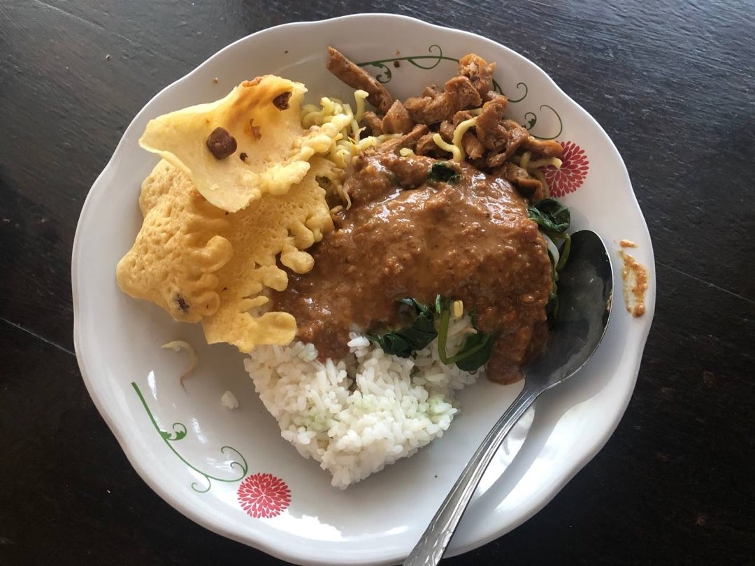 Sepiring nasi pecel Mbah Mur di Mojokerto. (Foto: Ngopibareng.id)