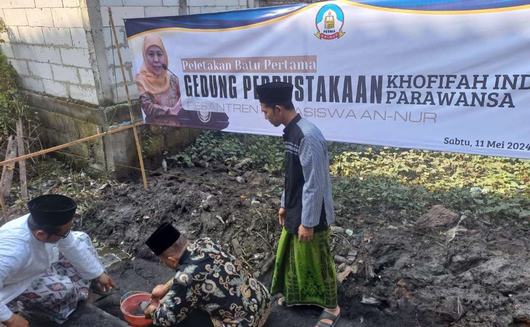 Imam Besar Masjid Nasional Al-Akbar Surabaya (MAS) Prof DR KH Ridlwan Nasir MA sedang meletakkan batu pertama Perpustakaan Khofifah. (Foto:pesta an-nur for ngopibareng.id)