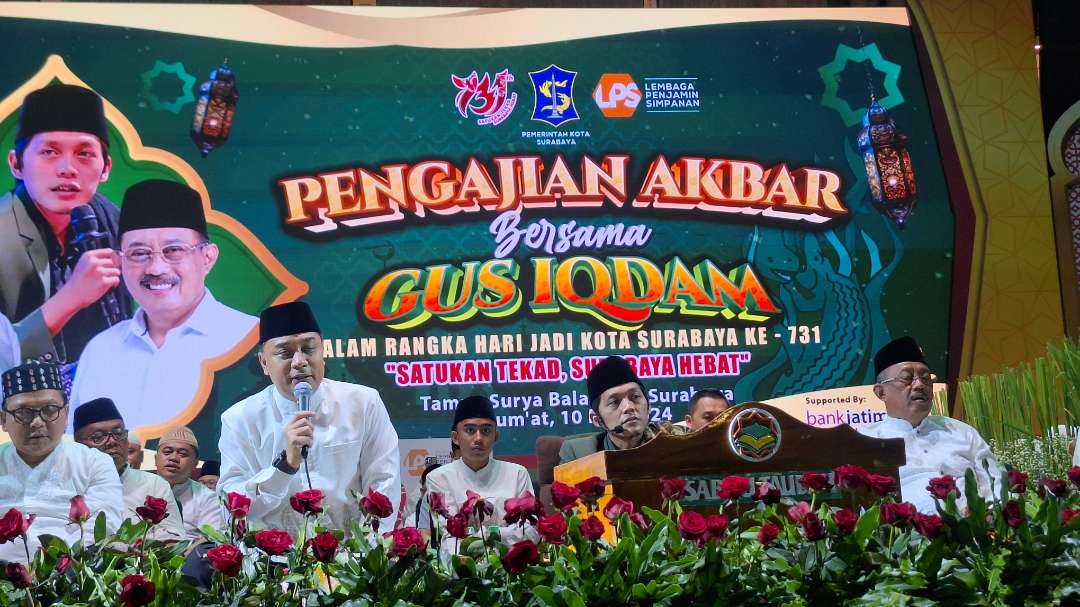 Walikota Surabaya Eri Cahyadi bersama Gus Iqdam dan Wakil Walikota Armuji, saat pengajian akbar jelang HJKS ke-731. (Foto: Julianus Palermo/Ngopibareng.id)